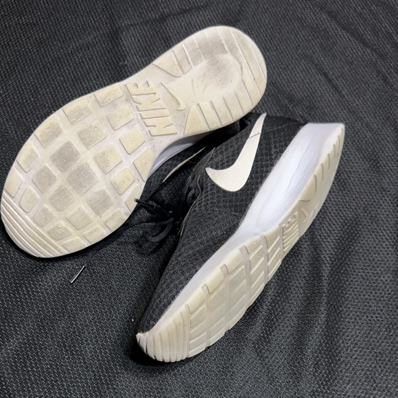 Nike Tanjun Black Women size 9.5 - Picture 2 of 6